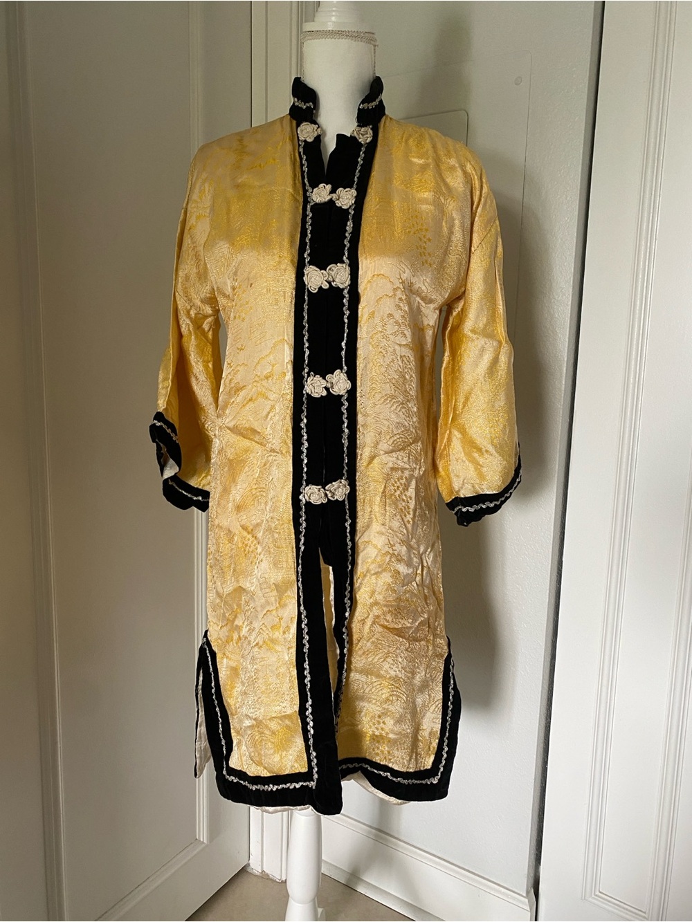 Fall Vintage 70s Gold and Black Satin Embroidered kimono